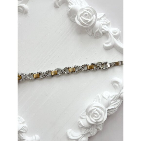 Dual Gold & Silver Toned XOXO Quartz Analog Vintage Wristwatch - 12mm - WORKS! - Picture 8 of 10